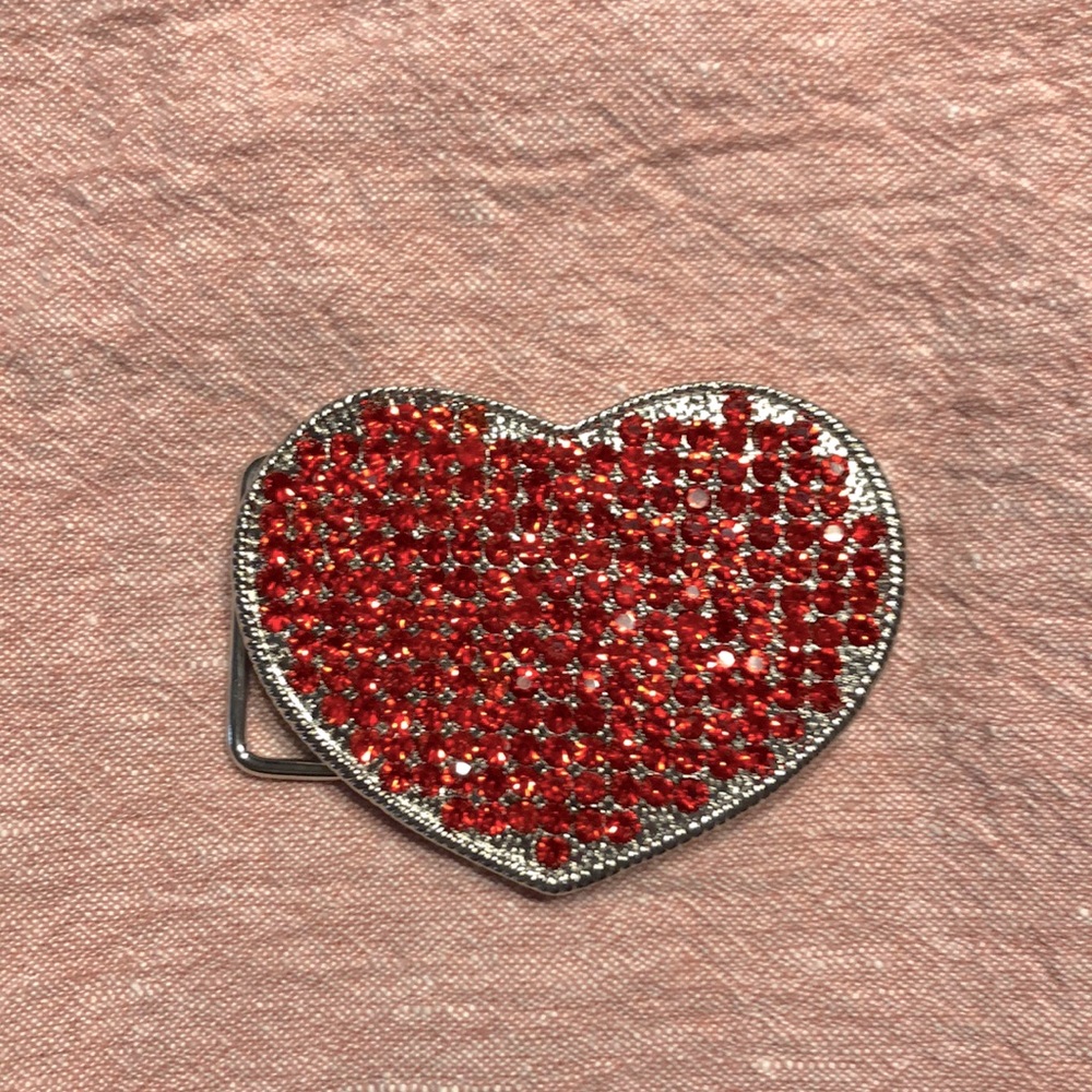 Red Rhinestone Belt Buckle. Nicely constructed, medium to heavy weight.❤️